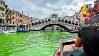 Video: los canales de Venecia amanecen teñidos de verde fosforescente