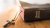 Retiran la Biblia de varias escuelas en Utah por “contener contenido pornográfico”