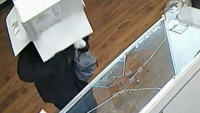 En video: roba una tienda mientras usaba una caja de cartón en la cabeza