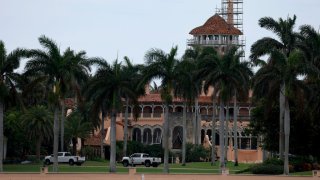 El nuevo imputado trabaja en mantenimiento en Mar-a-Lago, la residencia del expresidente Trump en el sur de Florida.