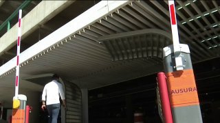 Clausuran el estacionamiento del aeropuerto de Tijuana por no contar con documentación. 28 de agosto 2023.