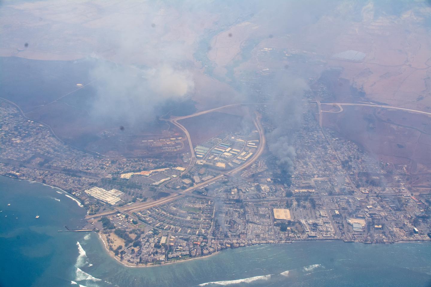 El humo se eleva sobre Lahaina en esta foto sin fecha publicada por el condado de Maui el 10 de agosto de 2023. La histórica ciudad de Lahaina quedó reducida a cenizas el jueves, según muestran las fotos aéreas.