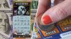 Mujer gana $1 millón con un raspadito de la lotería tras sentir “comezón” en sus manos