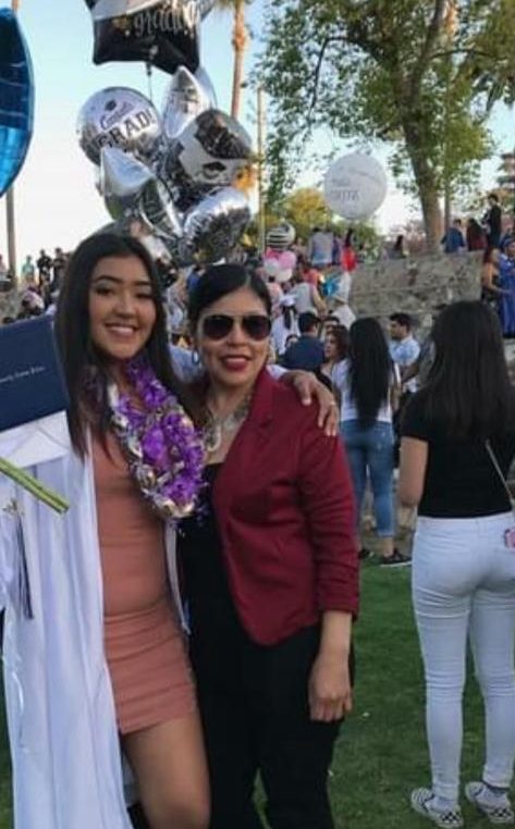 Madre e hija durante una graduación
