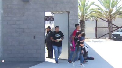 Cientos de migrantes llegan a Tijuana anhelando asilo político en EEUU