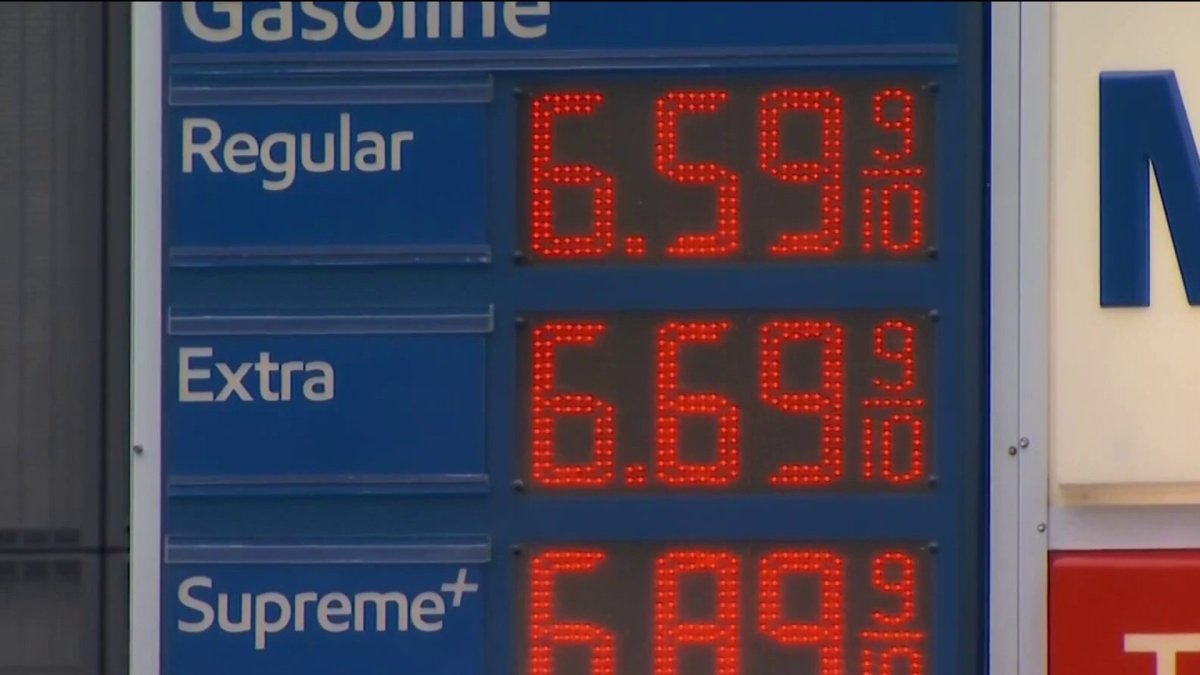 ¿Por qué subió tanto el precio de la gasolina en California ...