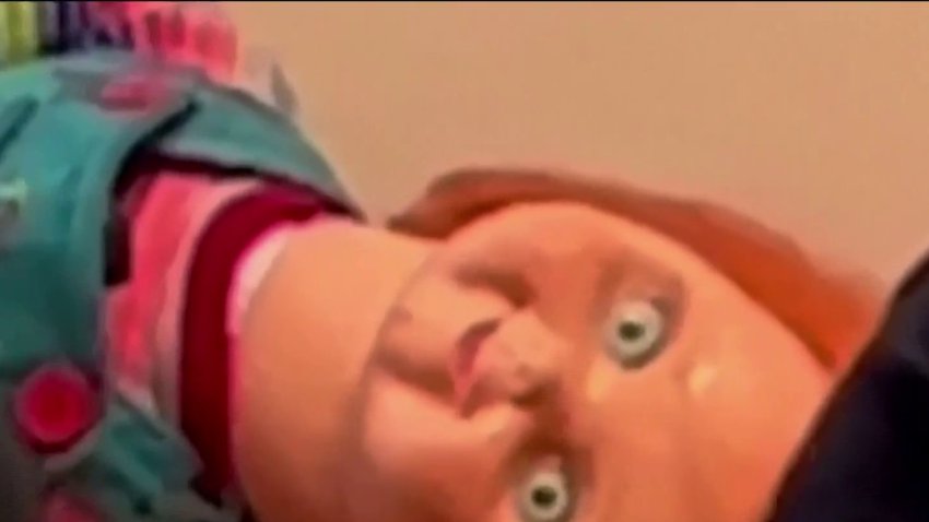 Detienen a dueño y su muñeco de “Chucky” por aterrorizar y exigir dinero en la calle