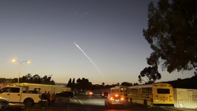 Residentes asombrados a ver un cohete sobrevolando el cielo del sur de California