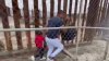 EN VIDEO: migrantes aprovechan obra del muro en Playas de Tijuana para ingresar a EEUU