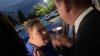 En video: una mujer escupe a un alcalde en EEUU tras reunión municipal