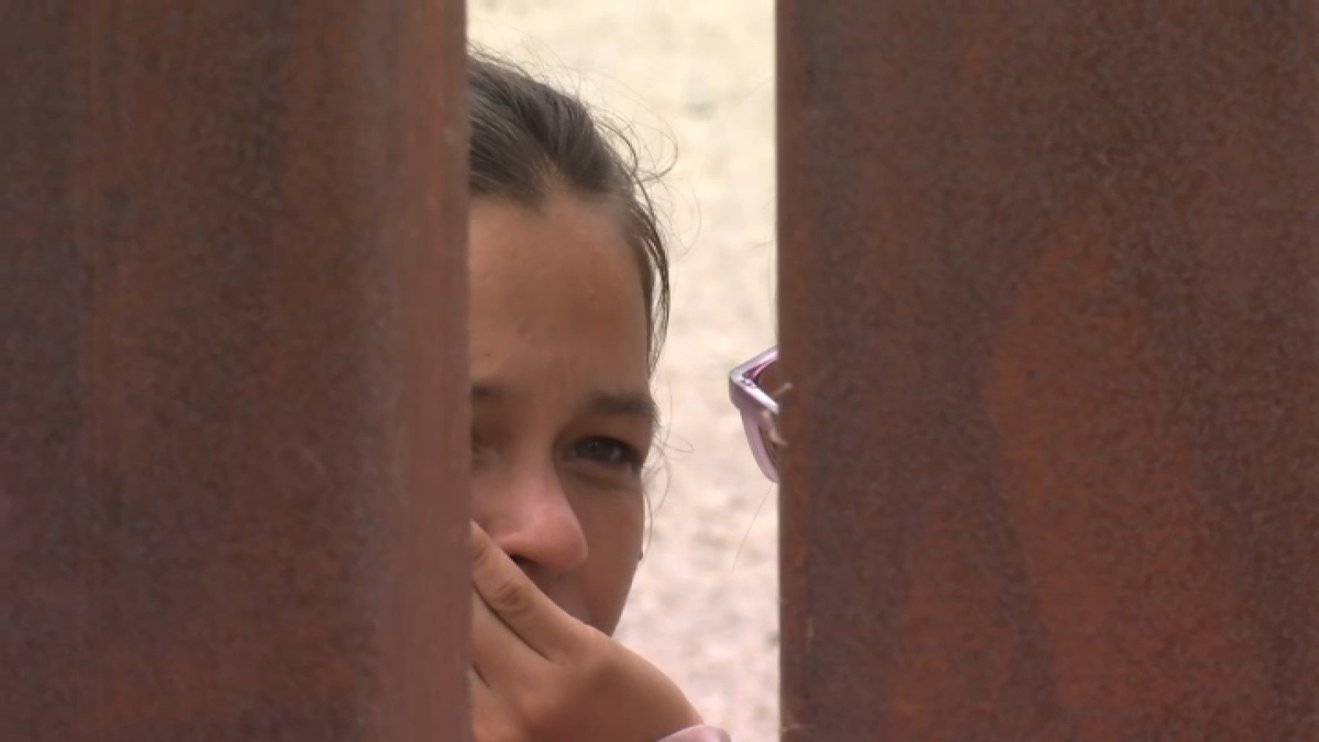 Fotos: migrantes se instalan nuevamente entre la valla fronteriza entre California y México