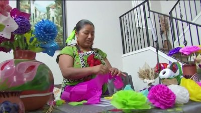 Con hojas de maíz crea flores artesanales de Oaxaca