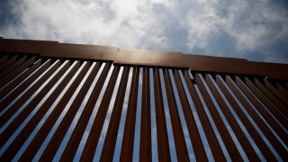 Foto de archivo del muro fronterizo estilo bolardo de acero se encuentran a lo largo de la frontera entre Estados Unidos y México entre San Diego y Tijuana el 10 de mayo de 2021, en el área de Otay Mesa del condado de San Diego, California.