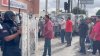 Taxistas y policías de Tijuana se enfrentan tras bloqueo en bulevar Díaz Ordaz, hay heridos y múltiples detenidos
