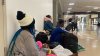 Migrantes esperan hasta por dos días en aeropuerto de San Diego entre viajeros por Thanksgiving