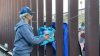 Migrantes como pueden se protegen del frío entre los muros de San Diego y Tijuana