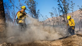 El incendio ha quemado alrededor de 2 acres en el condado de San Diego, según Cal Fire y el Departamento de Bomberos del condado de Riverside