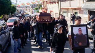 Familiares y amigos de David Hernández cargan su ataúd durante la comitiva fúnebre en Salvatierra, en el estado de Guanajuato, México, el martes 19 de diciembre de 2023.