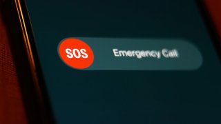 Señal de llamada de emergencia SOS en la pantalla de un iPhone.