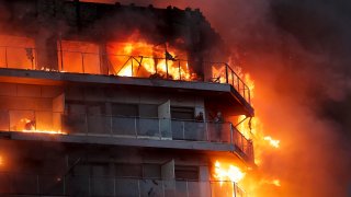 Un gran incendio devora un edificio de viviendas en la ciudad española de Valencia