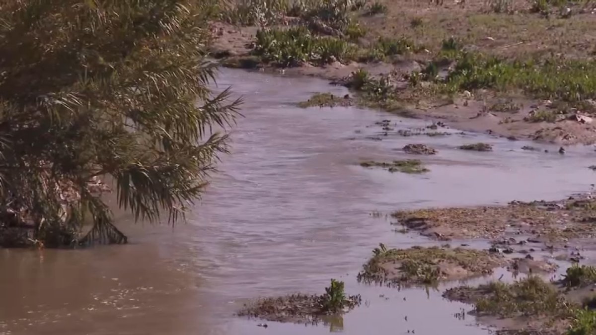 Hallan dos cuerpos más en el canal del río Tijuana cerca de la garita ...