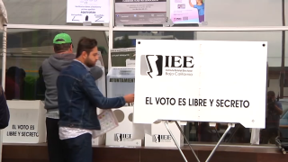 Genérica de una persona votando en las elecciones de México