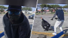 En video: A punto de pistola roban y desnudan a guardia de seguridad en un ATM