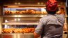 California: aumento del salario mínimo en restaurantes de comida rápida podría provocar despidos