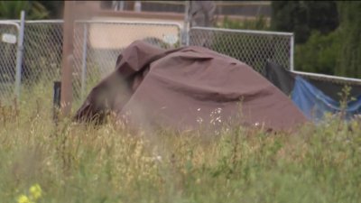 Vecinos molestos que personas sin hogar acampen en lote baldío en Chula Vista