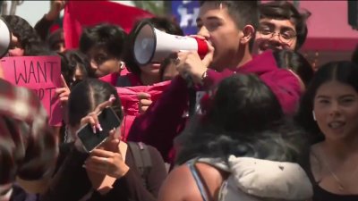 Estudiantes de preparatoria protestan para evitar despidos en las escuelas