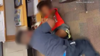 Madre asegura que un maestro grabó mientras golpeaban a su hijo