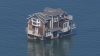 Insólito: aparece una casa de dos pisos flotando en un cuerpo de agua en California