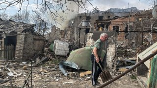 Un hombre camina entre lo quedó de una zona residencial en el pueblo de Kostiantynivka, en Ucrania, el 9 de abril.