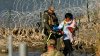 Patrulla Fronteriza debe hacerse cargo de niños migrantes que esperan en campamentos, dice juez