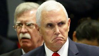 Mike Pence y John Bolton, dos exfuncionarios de Donald Trump que no quieren que vuelva a la Casa Blanca.