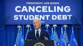 Alivio de Biden para préstamos estudiantiles