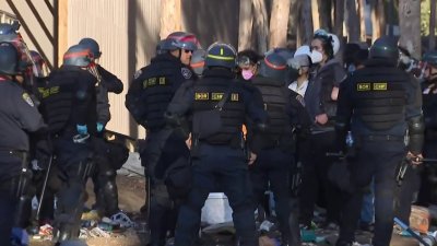 Policías desmantelan campamento pro-palestino en UCSD