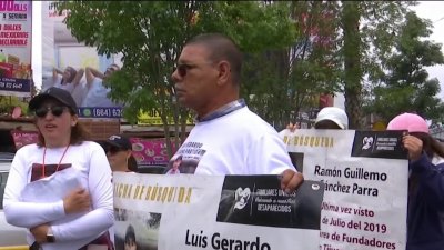Familiares de desaparecidos bloquean la línea Sentri en Tijuana