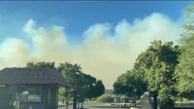 Incendio en las montañas de San Diego consume cientos de acres