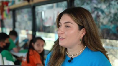 Actriz convierte un autobús en salón de clases para inmigrantes en Tijuana