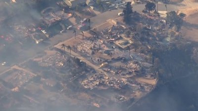 Vientos de Santa Ana alimentan incendio Mountain en el condado de Ventura