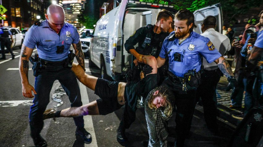 Una manifestante es arrestada cerca del campus de la Universidad de Pensilvania en Filadelfia, el viernes 17 de mayo de 2024. (Steven M. Falk/The Philadelphia Inquirer via AP)