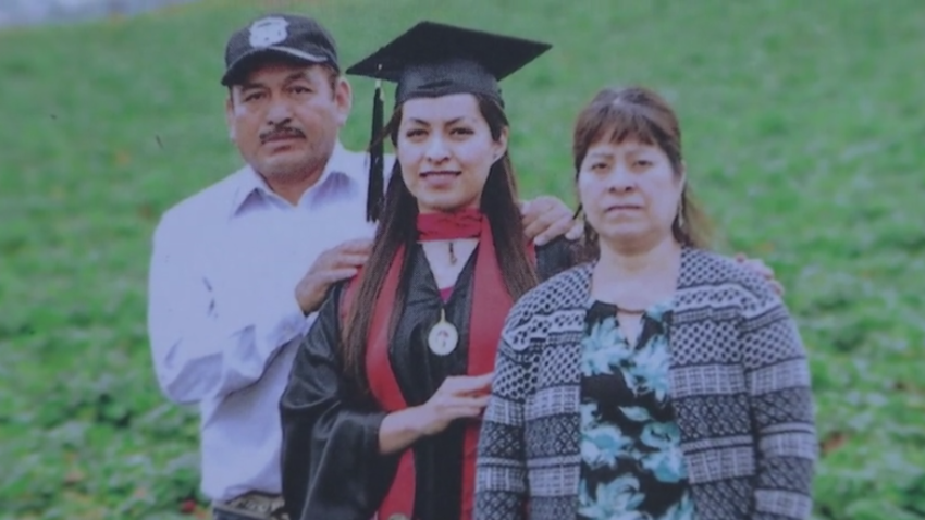 Erica Alfaro junto a sus padres Claudio Alfaro y Teresa Herrera dos campesinos migrantes originarios de Oaxaca.