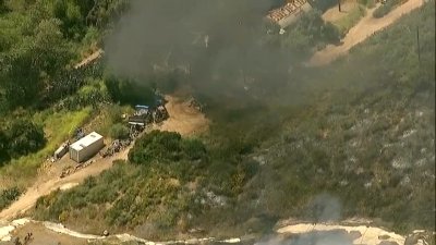 Bomberos responden a incendio forestal al este de San Diego