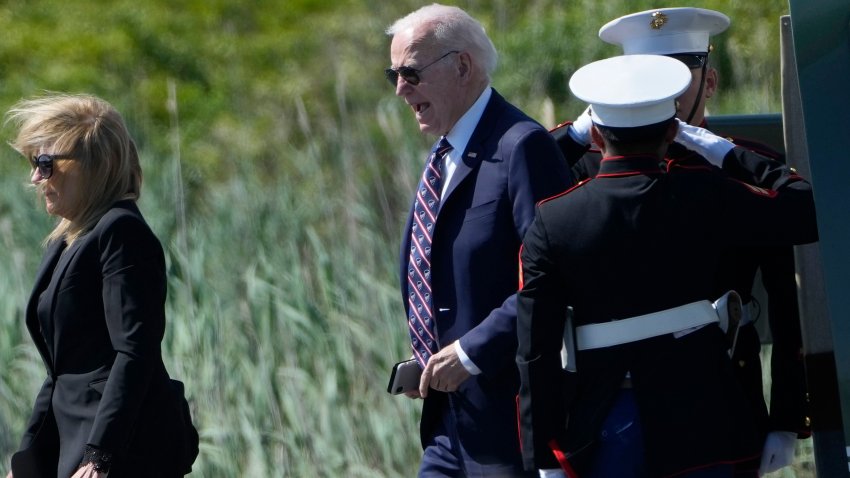 El presidente Joe Biden y la primera dama Jill Biden descienden del helicóptero presidencial en el Parque Estatal Gordons Pond, el jueves 30 de mayo de 2024, cerca de Rehoboth Beach, Delaware. (AP Foto/Susan Walsh)