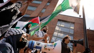 Alumnos salieron a las calles en George Washington University, en protesta contra los ataques de Israel en Gaza, este viernes.