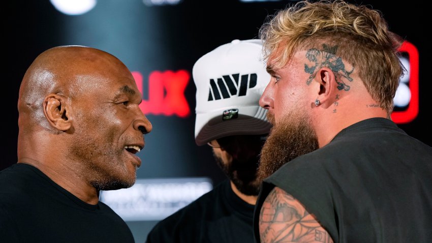 Mike Tyson y Jake Paul se encaran en una conferencia de prensa para promover su próxima pelea, el jueves 16 de mayo de 2024 (AP Foto/Sam Hodde)