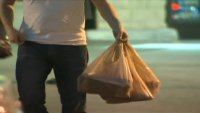 Dale Play: Las bolsas de plástico podrían prohibirse en todo California