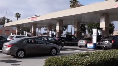 Residentes de Tijuana cruzan a San Diego para llenar sus tanques de gasolina
