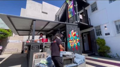 Refugio en Tijuana ofrece un techo a migrantes LGBTQ+